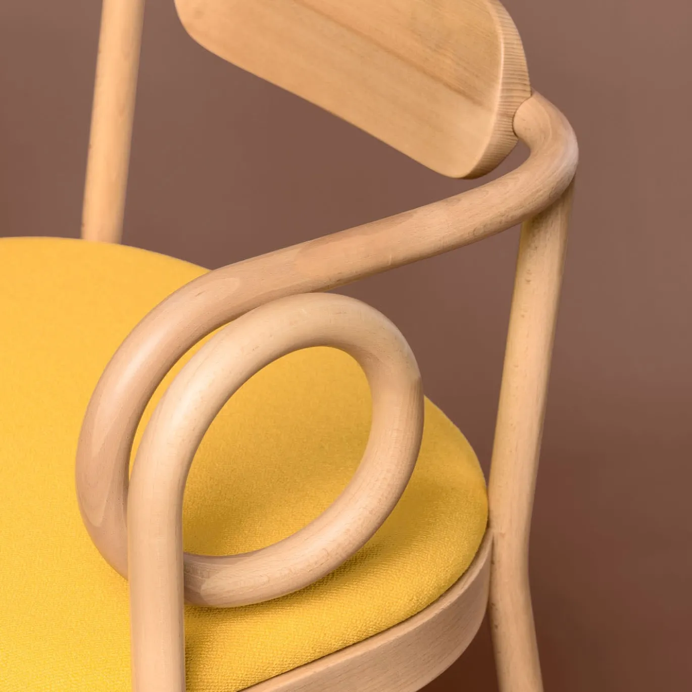 Sedia Loop in Faggio Giallo di India Mahdavi