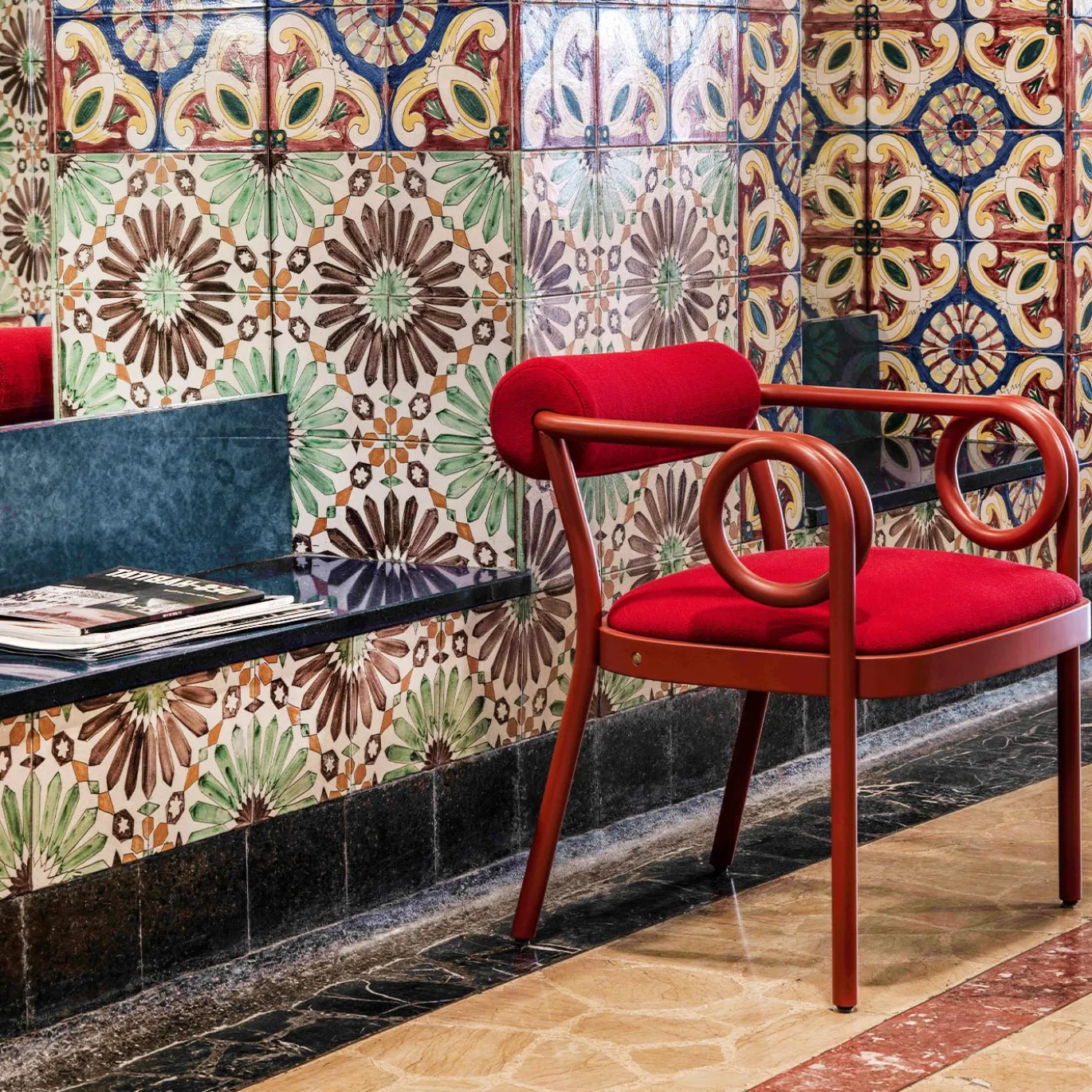Sedia Loop Red di India Mahdavi