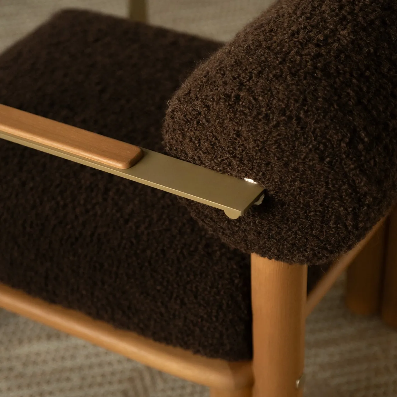Sedia Lounge per Esterni Maitha in Alpaca Bouclé Marrone Castagno