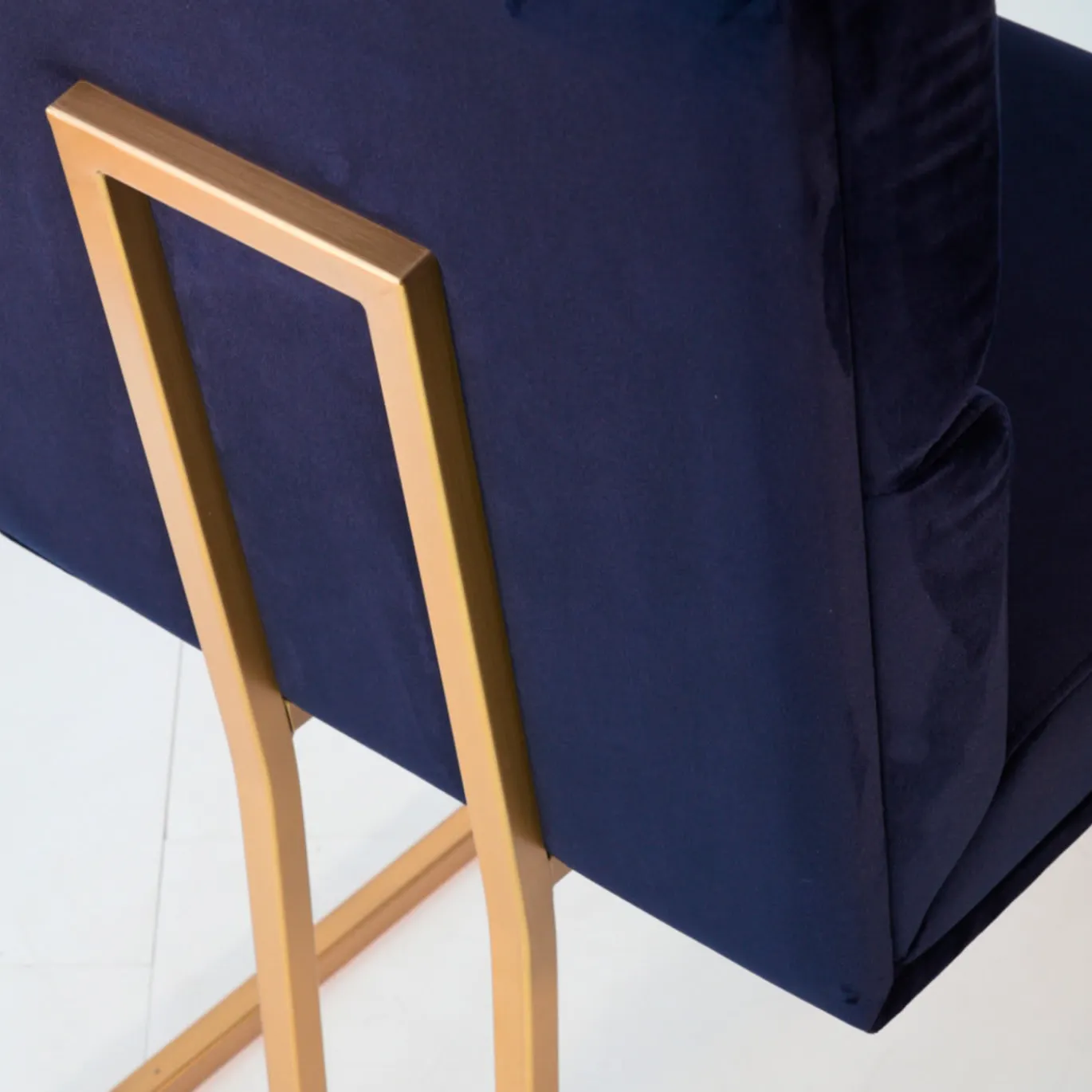 Sedia Magnetika in velluto blu con gambe dorate
