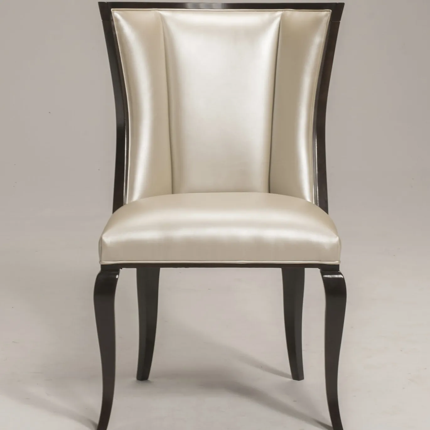 Sedia Oscar con gambe in legno curvate