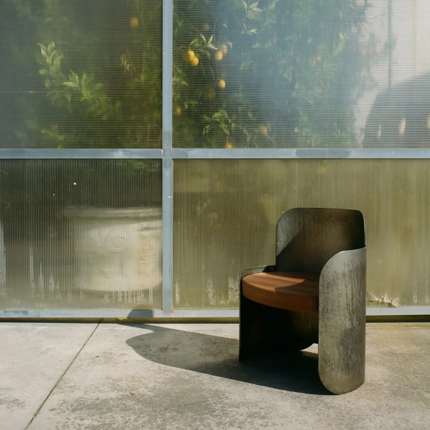 Sedia Pina in bronzo con seduta in legno by Gregory Beson