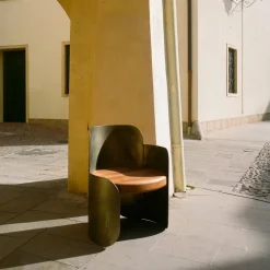 Sedia Pina in bronzo con seduta in legno by Gregory Beson