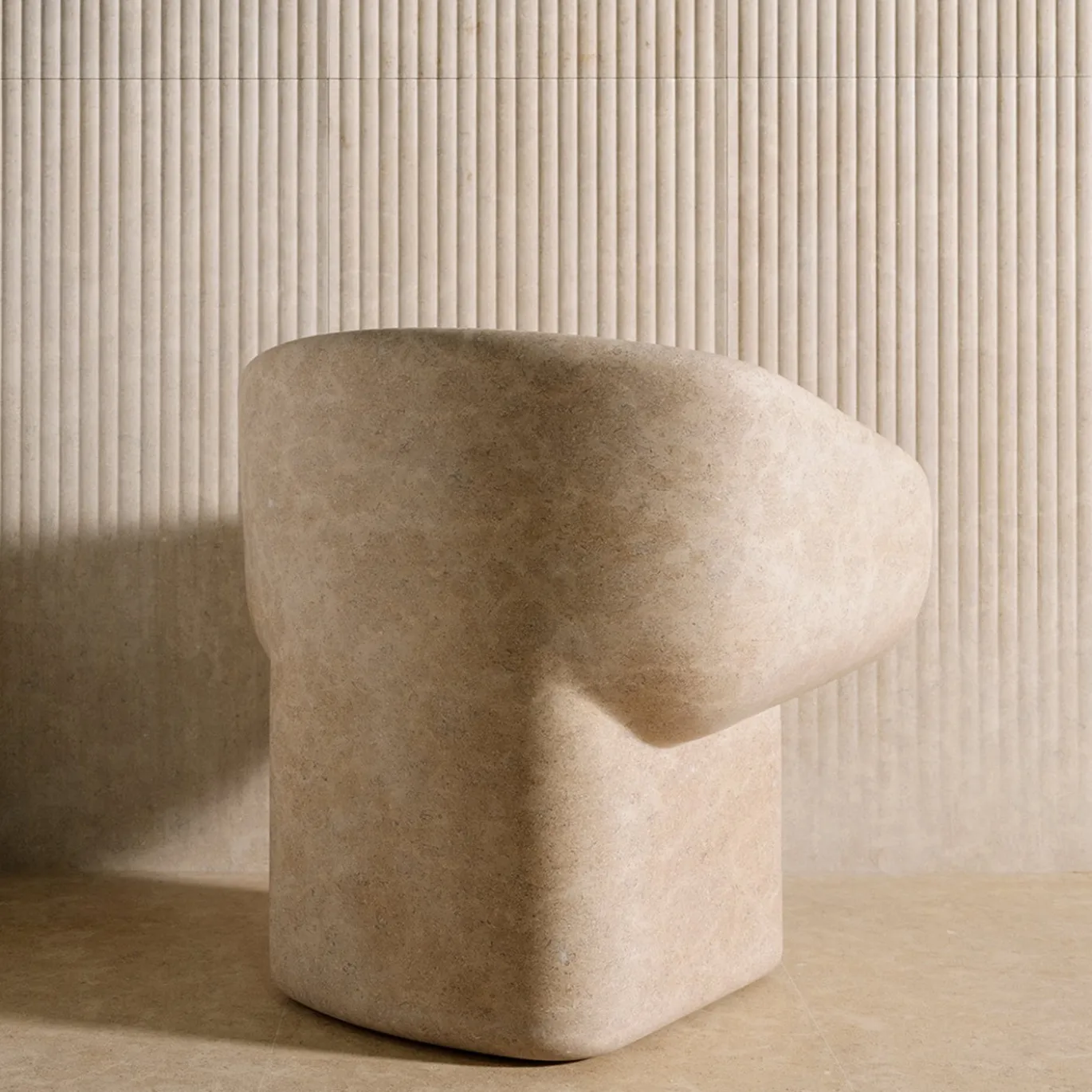 Sedia Scultorea in Marmo Beige Cosimo