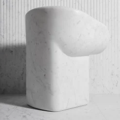 Sedia scultorea in marmo bianco Cosimo