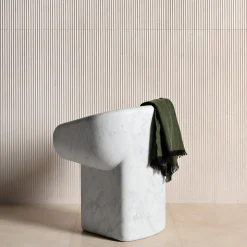 Sedia scultorea in marmo bianco Cosimo