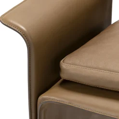 Sedia Shell in pelle marrone con cuscini