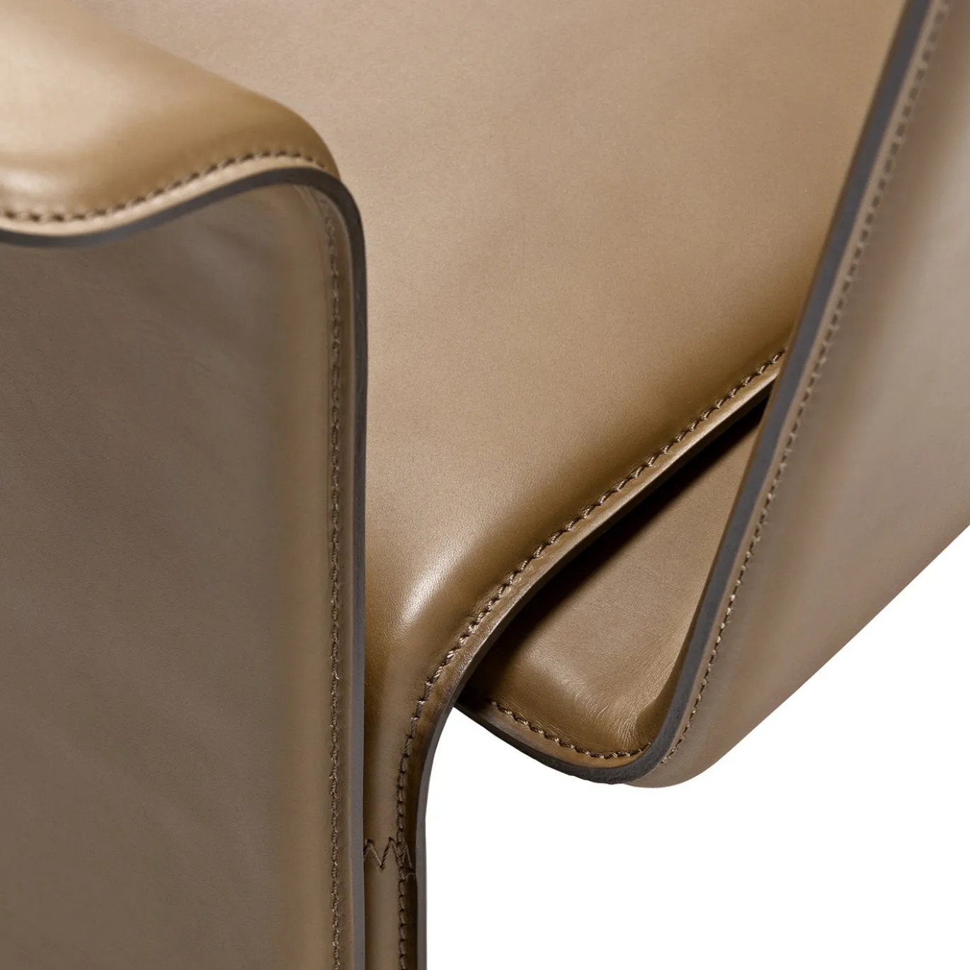 Sedia Shell in pelle marrone con cuscini