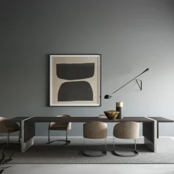Sedia Sign in pelle beige con base in ottone
