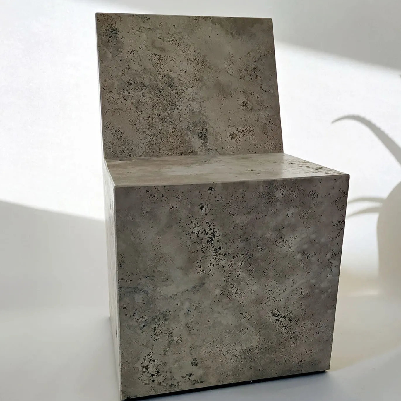 Sedia W in marmo travertino