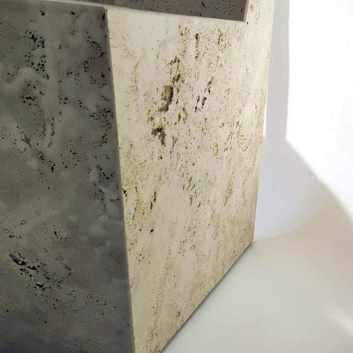 Sedia W in marmo travertino