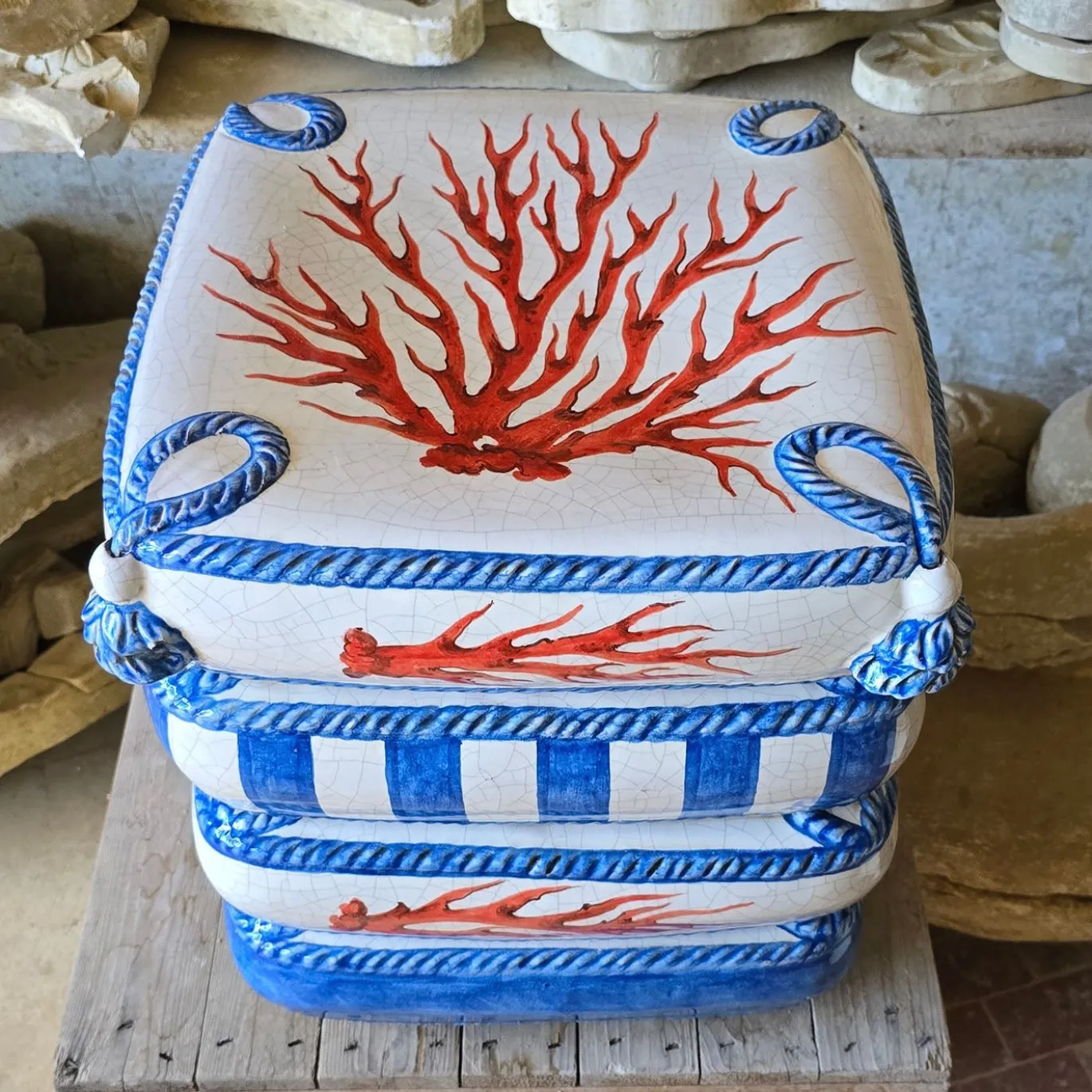 Seduta scultorea 4 cuscini blu con decorazione in corallo rosso