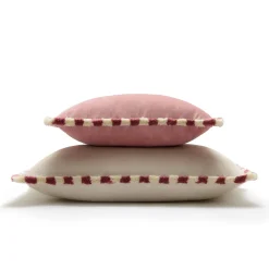 Set di due cuscini Happy bicolore bianchi e rosa con frange