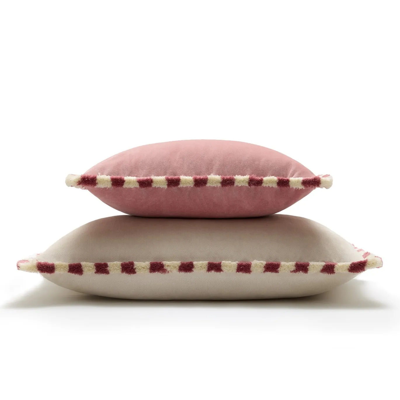 Set di due cuscini Happy bicolore bianchi e rosa con frange