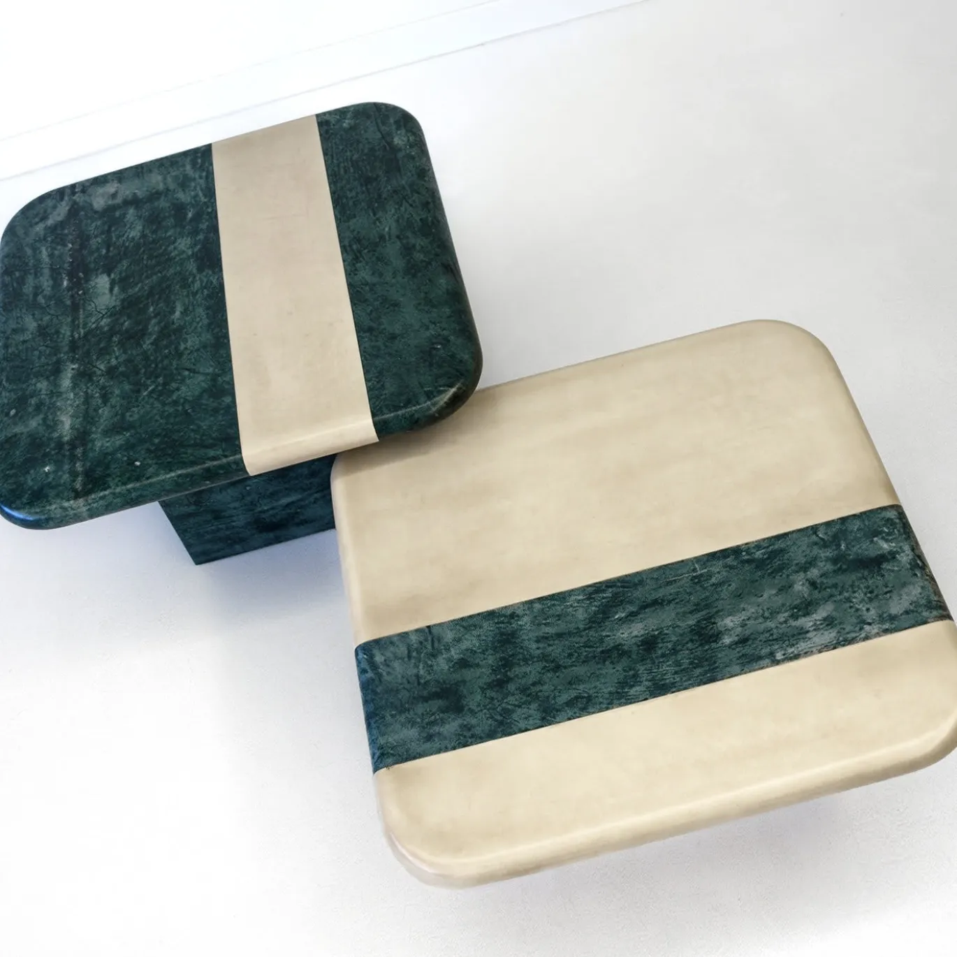 Set di 2 tavoli da nido verde e sabbia