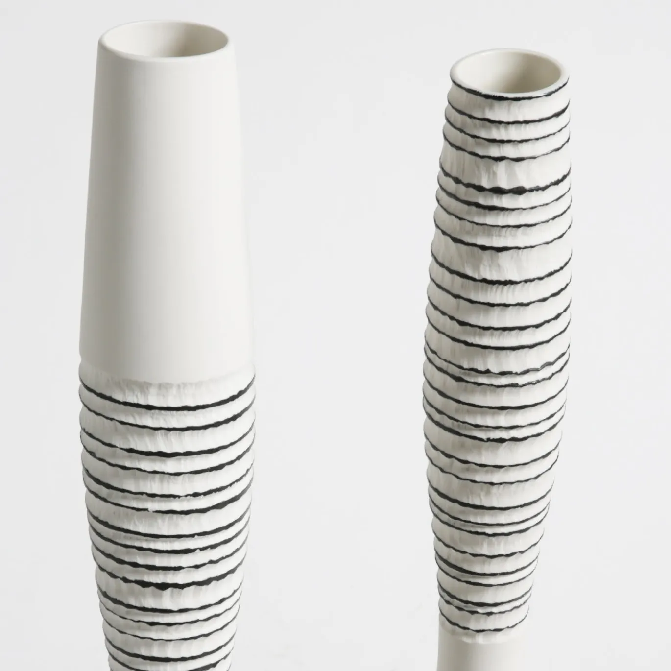 Set di 2 vasi scolpiti Antithesis