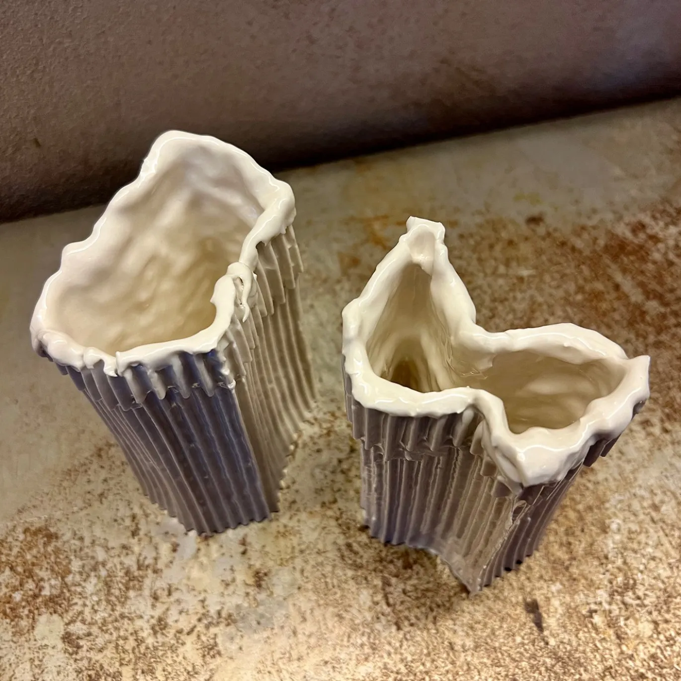 Set di 2 vasi scultorei Ivory 3&4 in porcellana