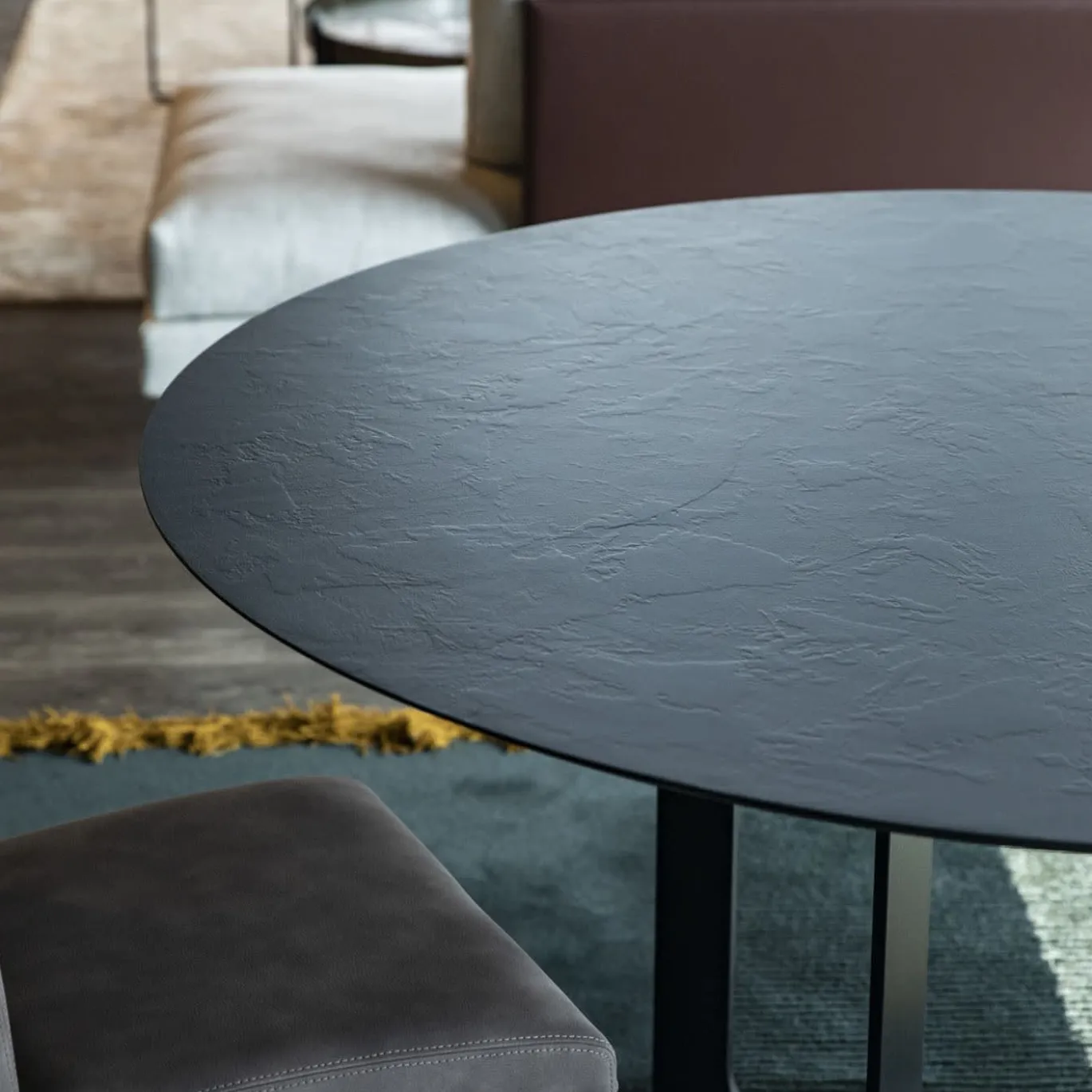 Settanta Tavolo Tondo Con Top In Resina Spatolata Color Dark Brown