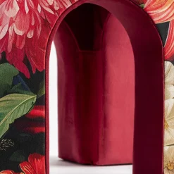 Sgabello Alice in velluto floreale di Clementine Chambon