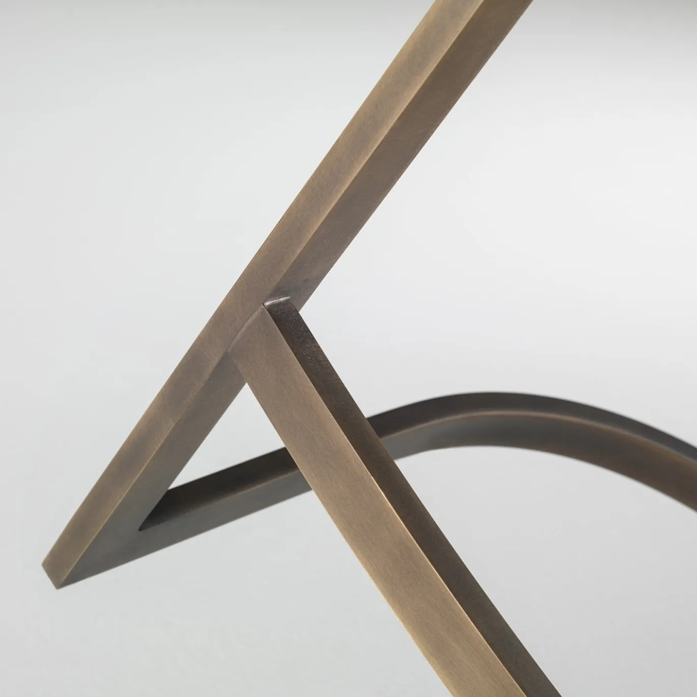 Sgabello alto Sign in pelle marrone con base in ottone finitura bronzo