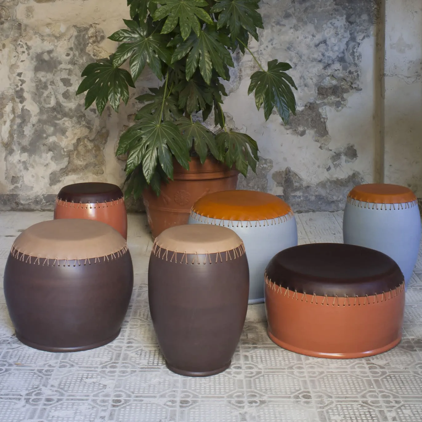 Sgabello Bombo marrone scuro di Nestor Perkal