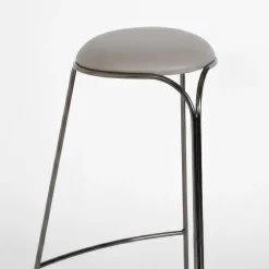 Sgabello da bancone Flow Alto in metallo con finitura Ultrablack e seduta grigia