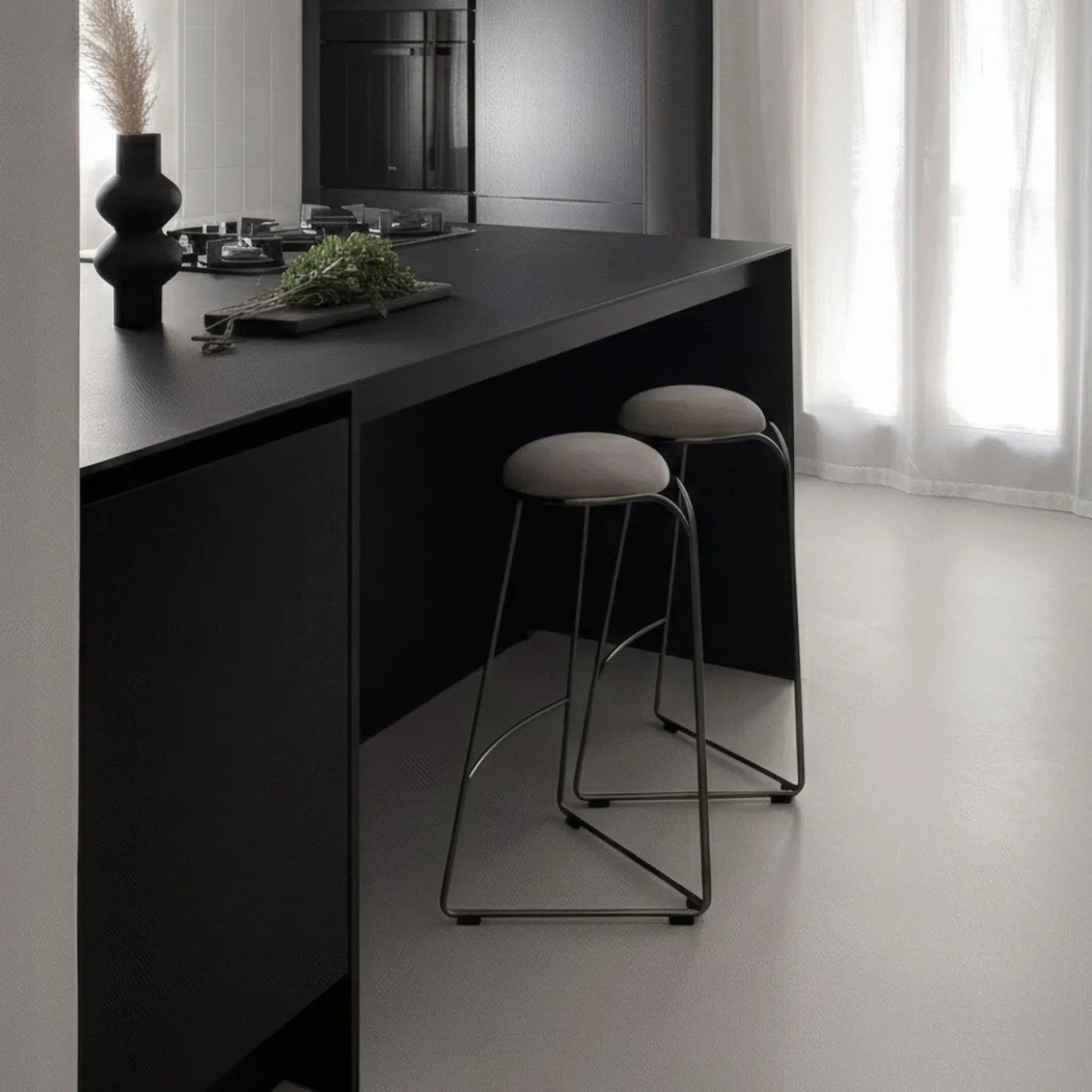Sgabello da bancone Flow Alto in metallo con finitura Ultrablack e seduta grigia