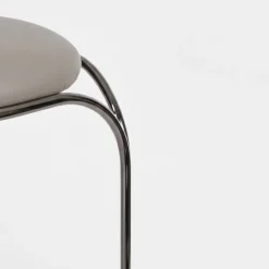 Sgabello da bancone Flow Alto in metallo con finitura Ultrablack e seduta grigia