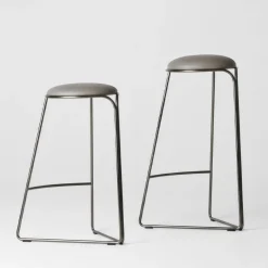 Sgabello da bancone Flow Alto in metallo con finitura Ultrablack e seduta grigia