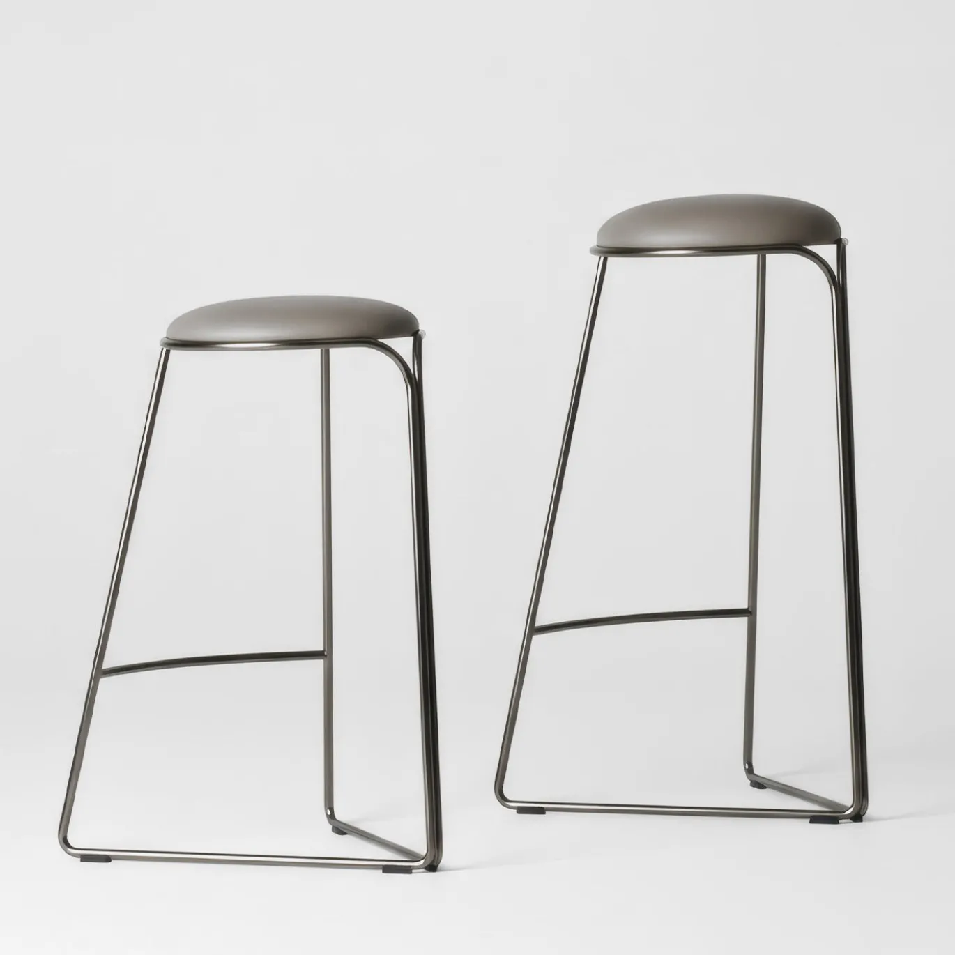 Sgabello da bancone Flow Alto in metallo con finitura Ultrablack e seduta grigia