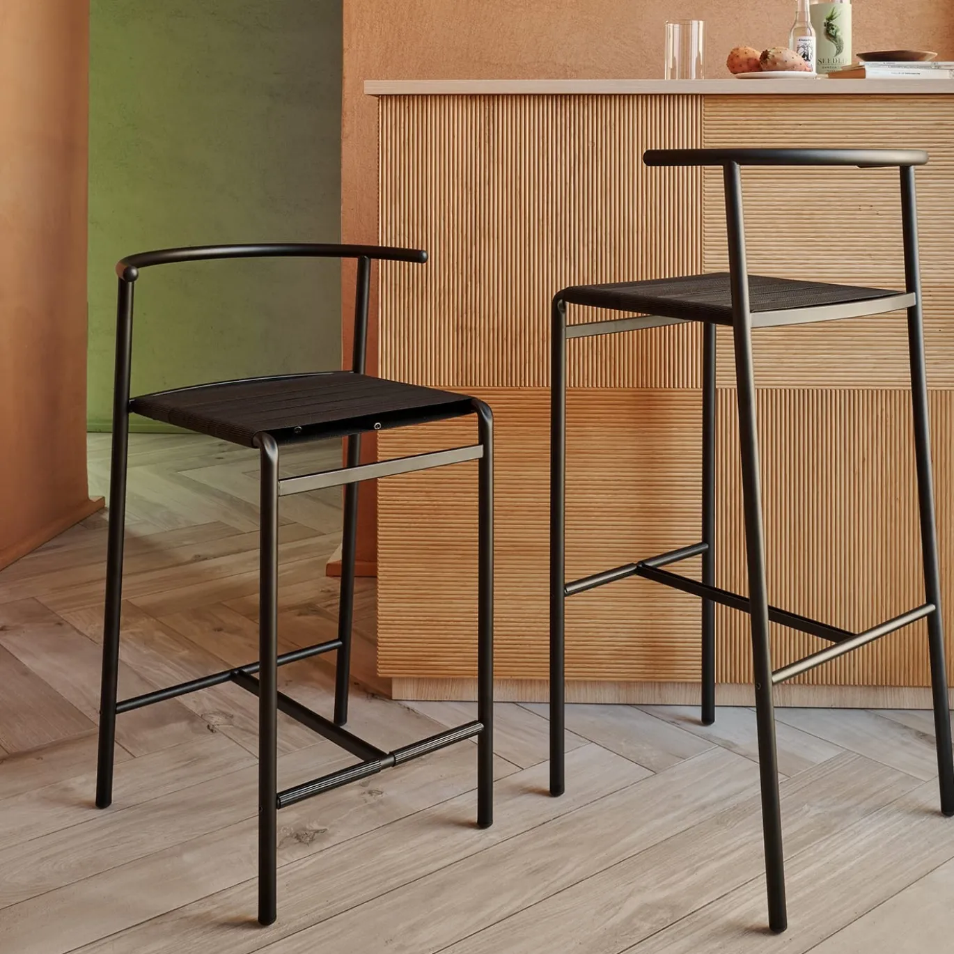 Sgabello da bar nero Café con sedile in cinghie di gomma nere