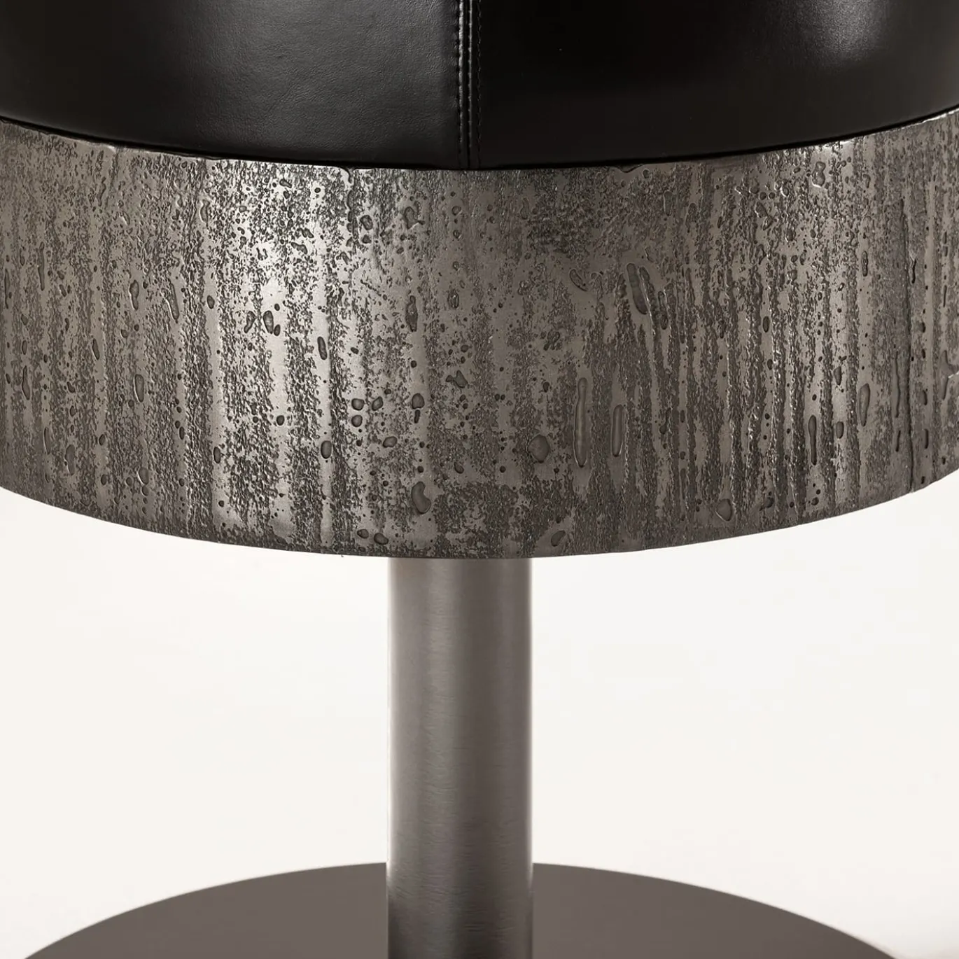 Sgabello girevole Amelie in pelle nera