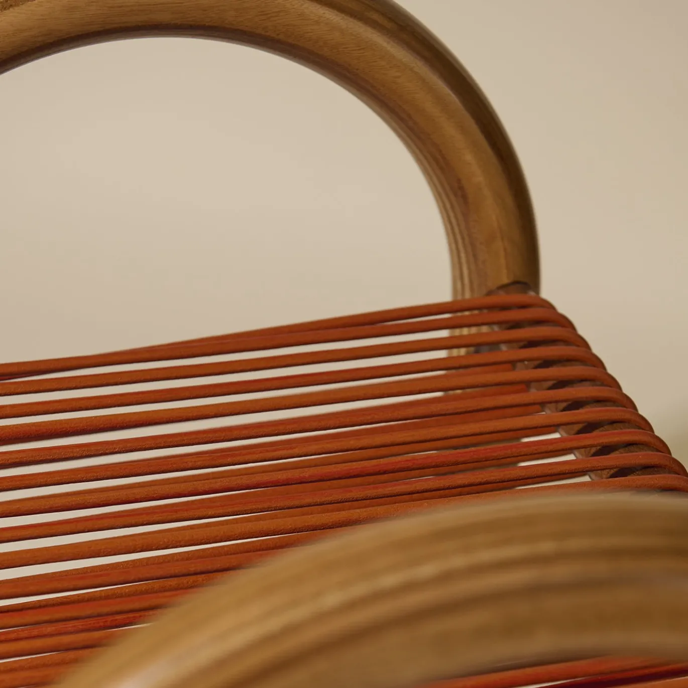 Sgabello in legno multistrato e cuoio arancione