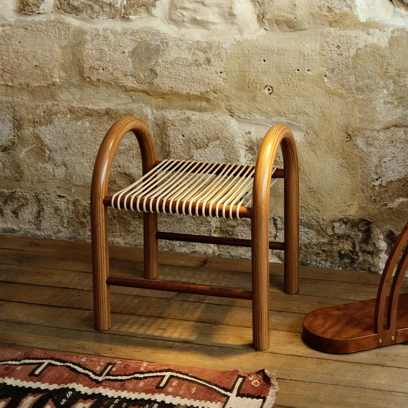 Sgabello in legno multistrato e cuoio bianco