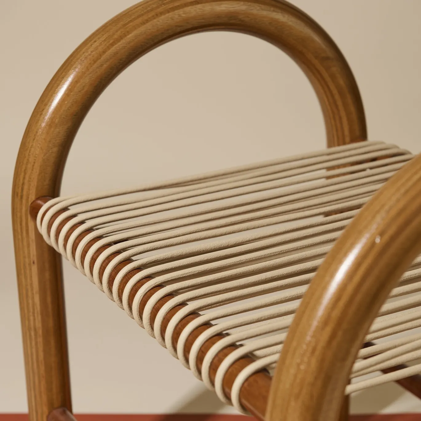 Sgabello in legno multistrato e cuoio bianco