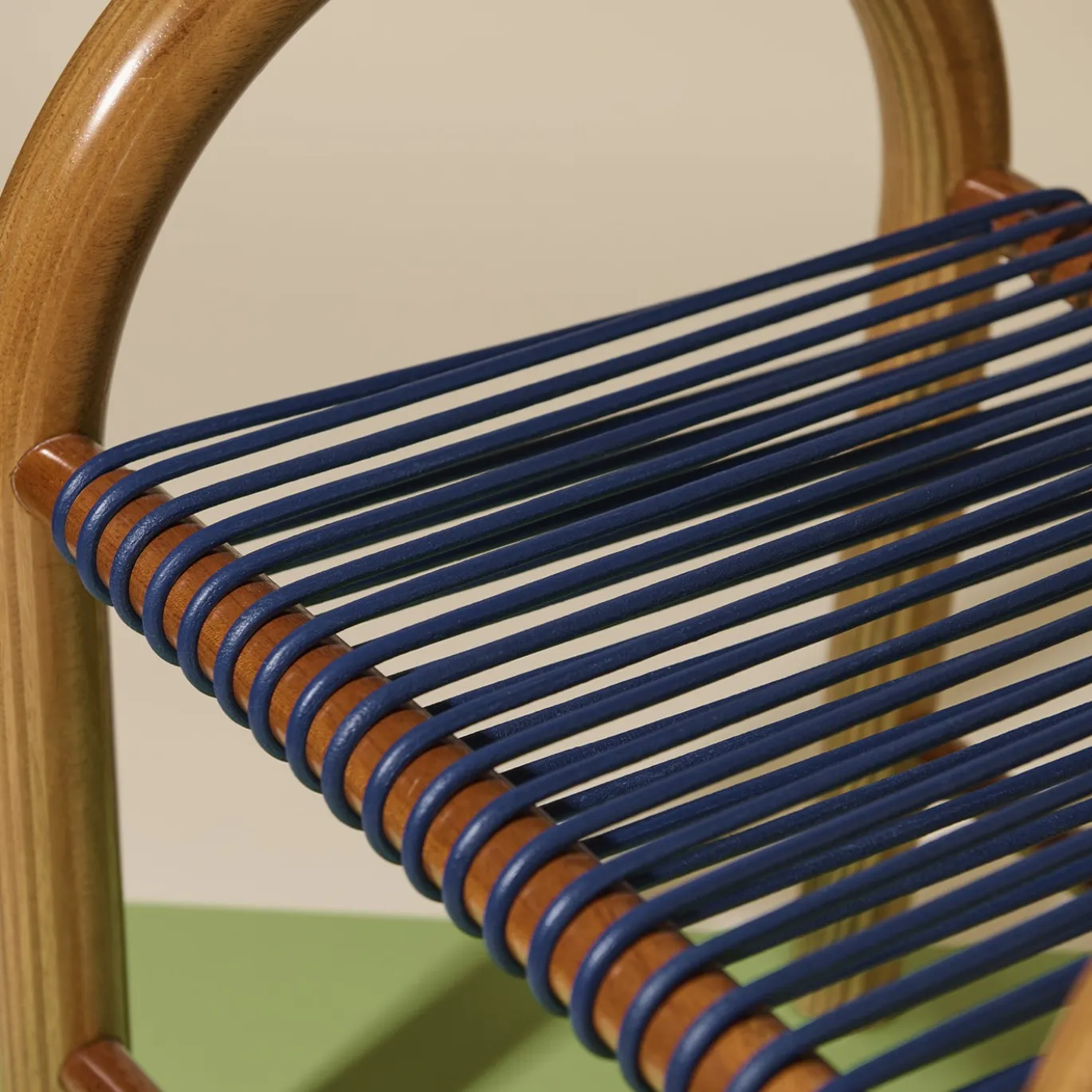 Sgabello in Legno Multistrato e Cuoio Blu