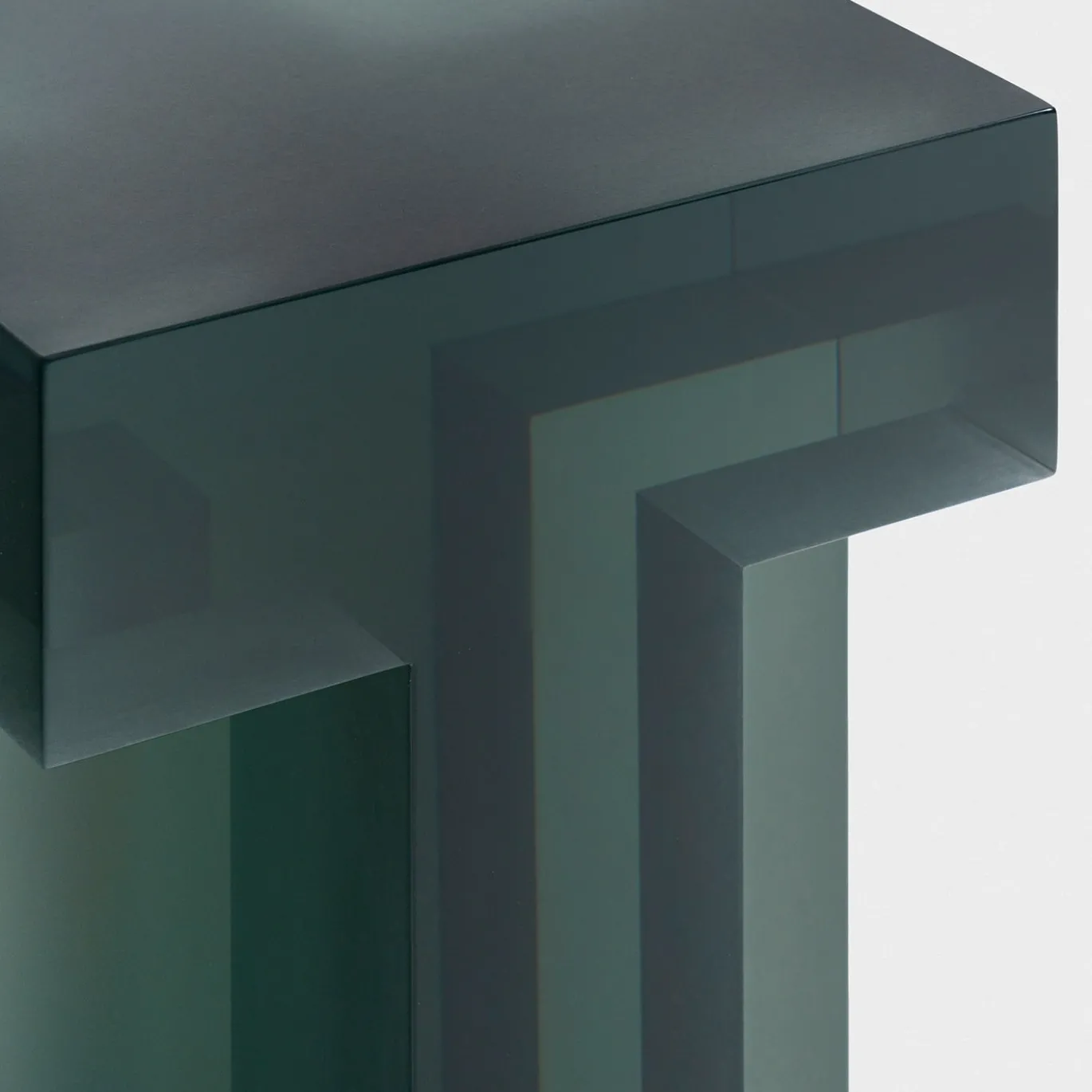 Sgabello Plus in resina verde