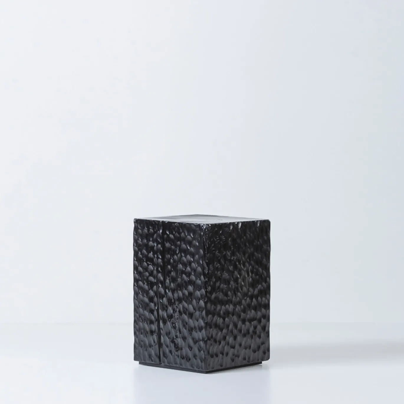 Sgabello Quartus II nero intagliato