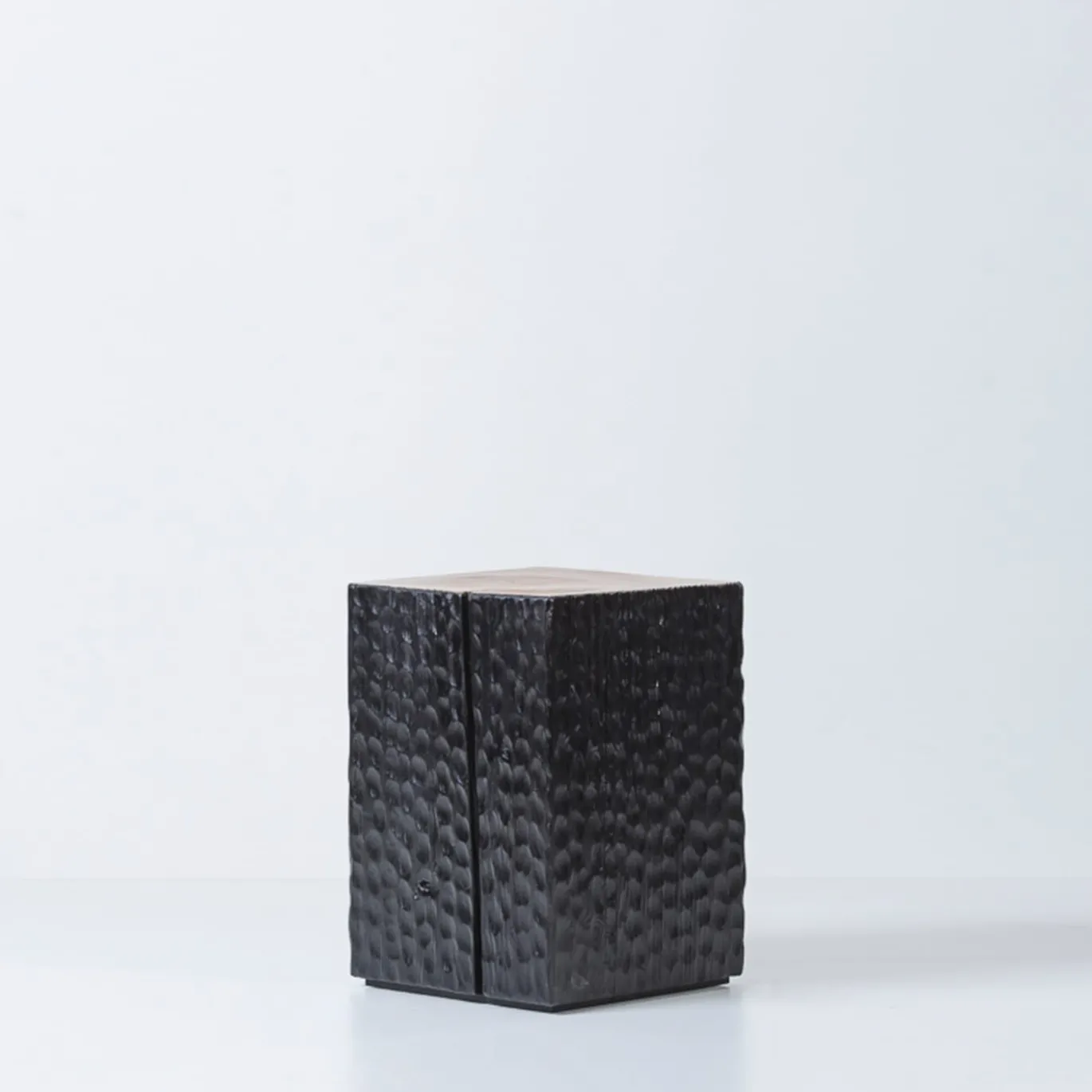 Sgabello Quartus IV nero intagliato