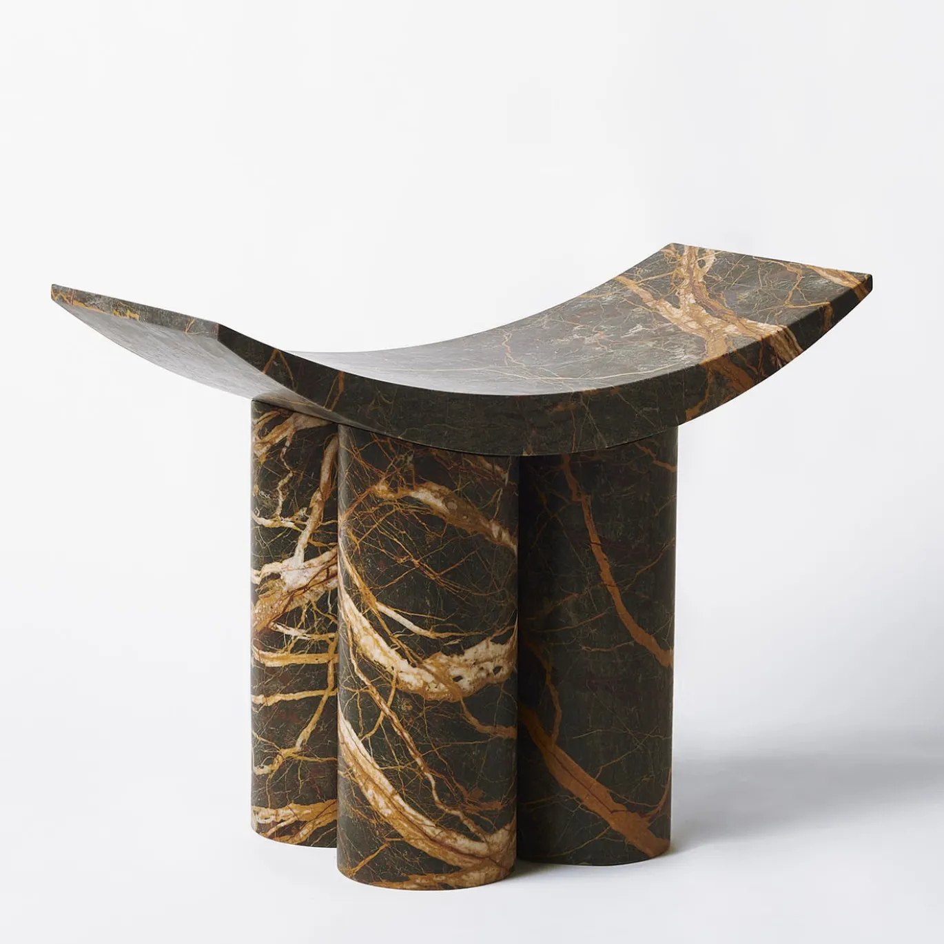 Sgabello scultoreo in marmo Gamma Moroccan Port Laurent