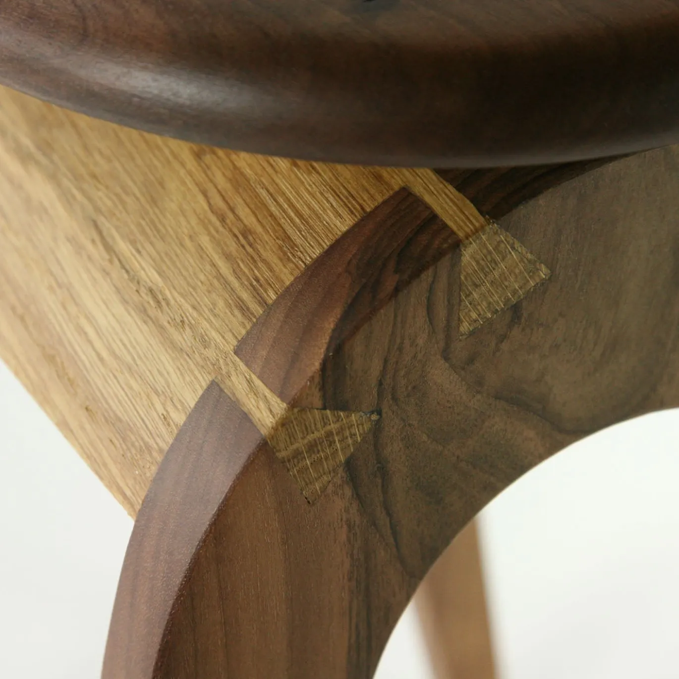 Sgabello Stu:l in legno di noce e rovere