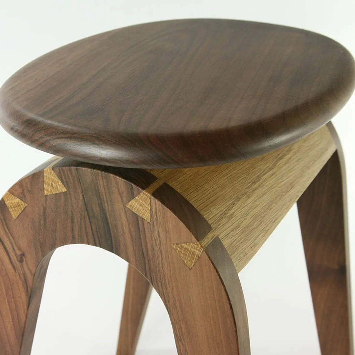 Sgabello Stu:l in legno di noce e rovere
