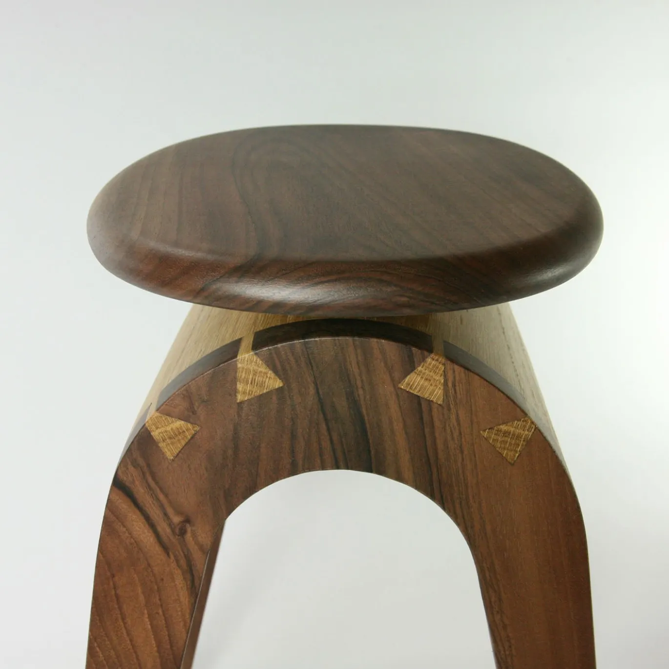 Sgabello Stu:l in legno di noce e rovere