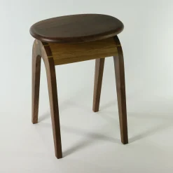 Sgabello Stu:l in legno di noce e rovere
