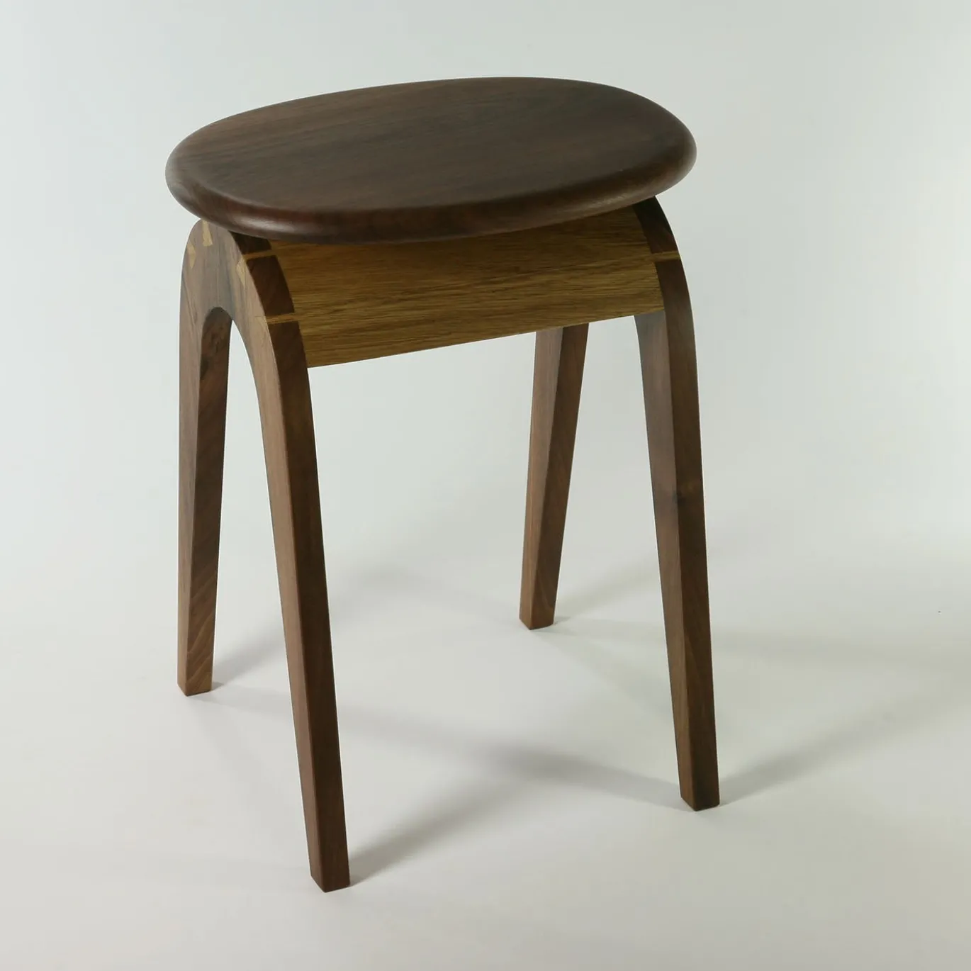 Sgabello Stu:l in legno di noce e rovere