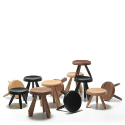 Sgabello Tabouret M�ribel in Rovere Nero di Charlotte Perriand