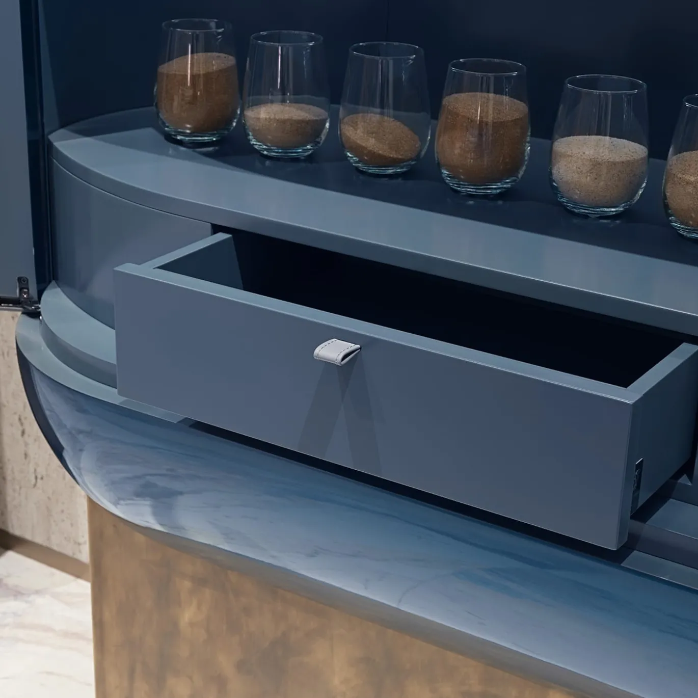 Siona Bar Unit in Legno Laccato Blu e Pelle