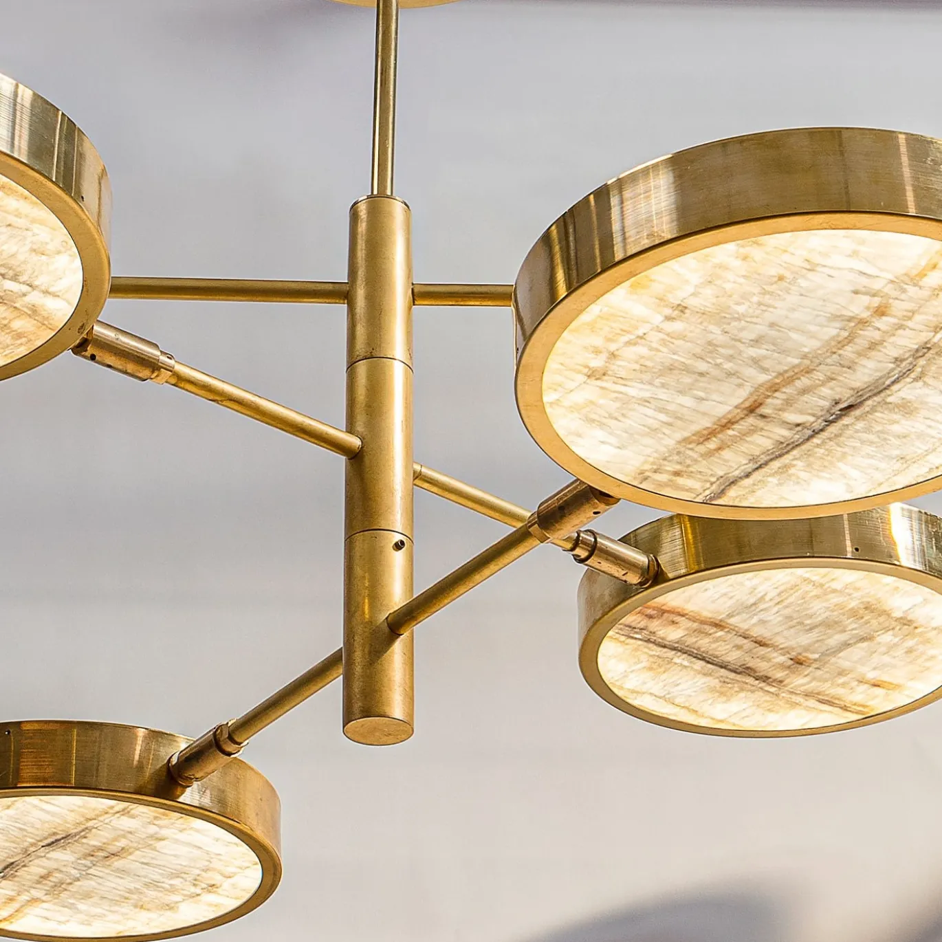 Sistema Solare, lampadario a 6 bracci in ottone e onice