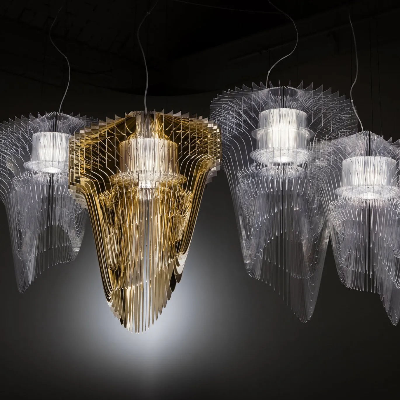 Sospensione Aria Gold Small di Zaha Hadid