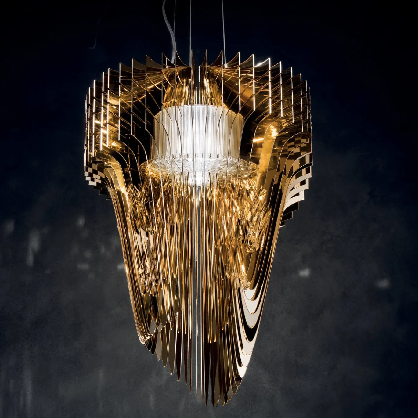 Sospensione Aria Gold Small di Zaha Hadid